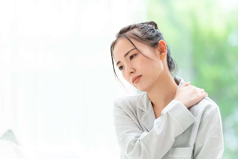 肩がこって辛い女性