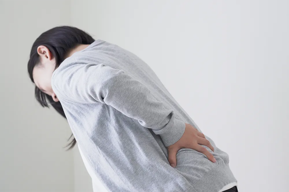 腰が痛む女性