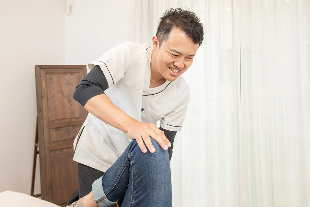 女性に整体施術を行う整体師