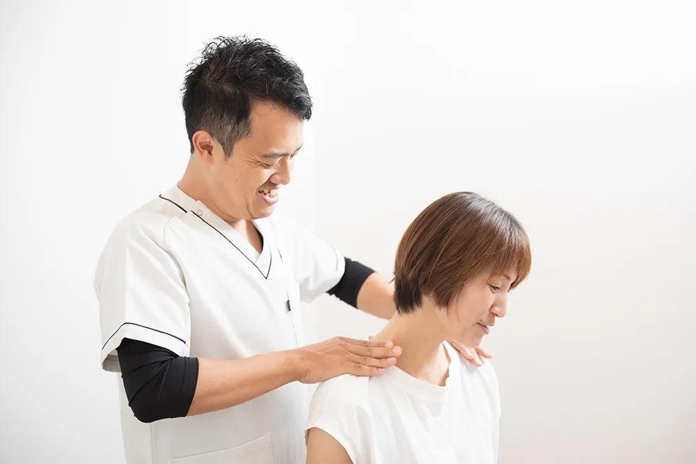 女性に整体施術を行う整体師